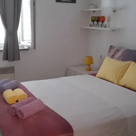 Maristela Apartment *